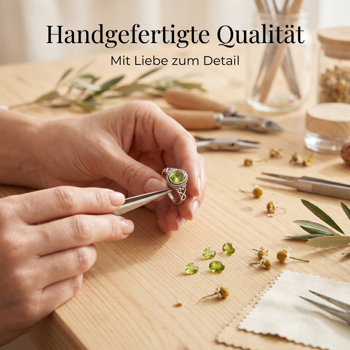 Handgefertigter Silberring mit Peridot bei der Schmuckherstellung
