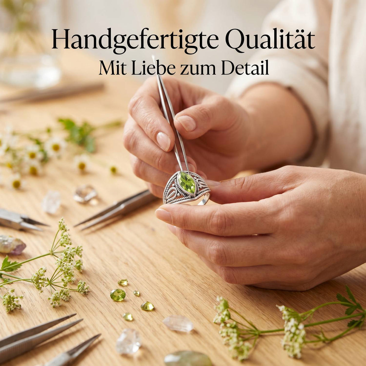 Handgefertigter Silberring mit Peridot bei der Schmuckherstellung
