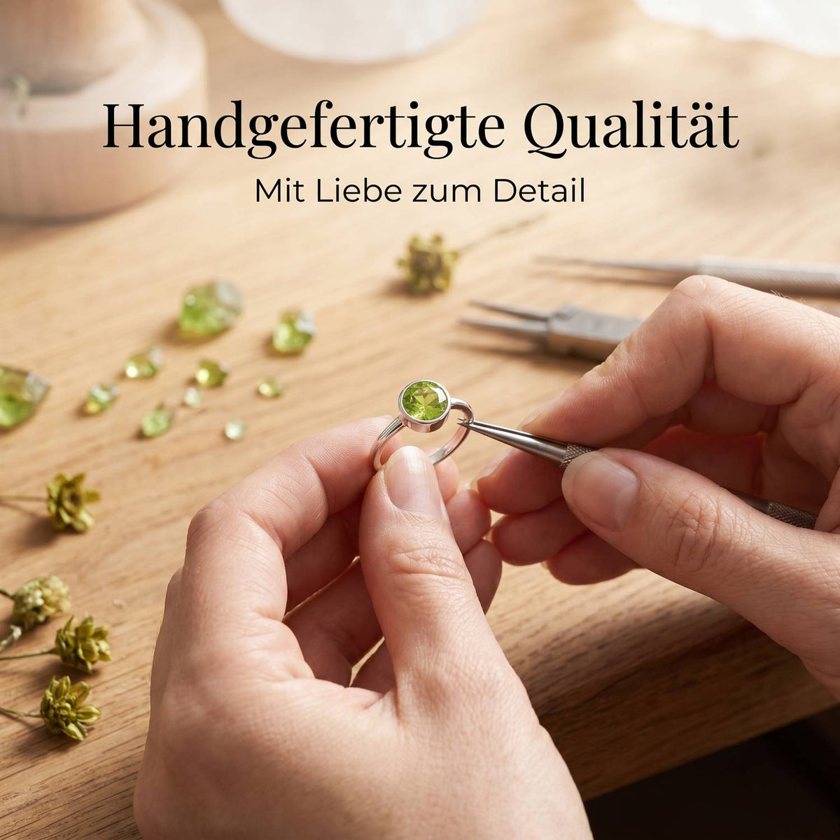 Handgefertigter Silberring mit Peridot bei der Schmuckherstellung