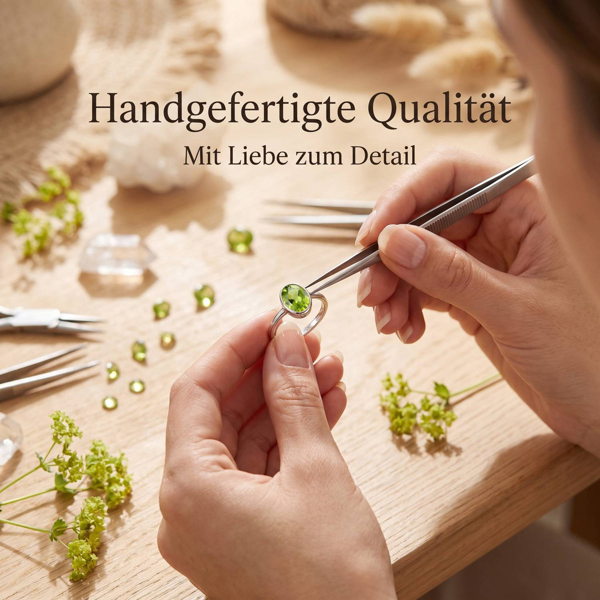 Handgefertigter Silberring mit Peridot bei der Schmuckherstellung