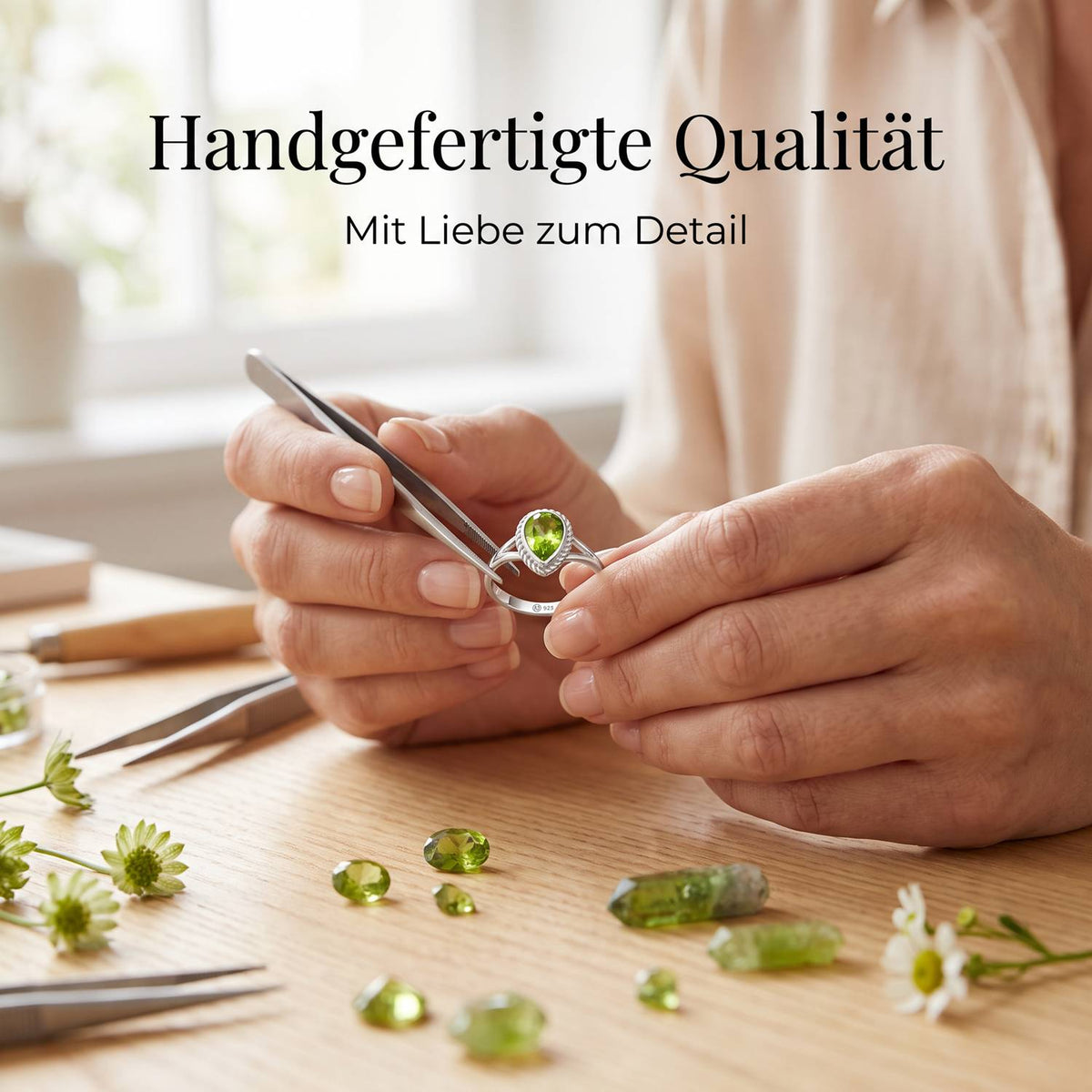 Handgefertigter Silberring mit Peridot bei der Schmuckherstellung
