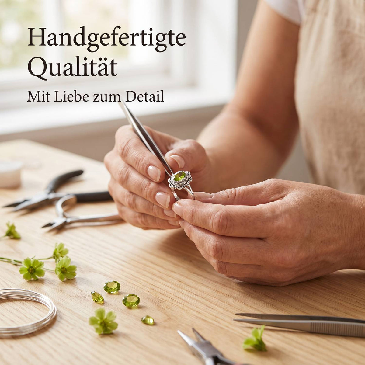 Handgefertigter Silberring mit Peridot bei der Schmuckherstellung