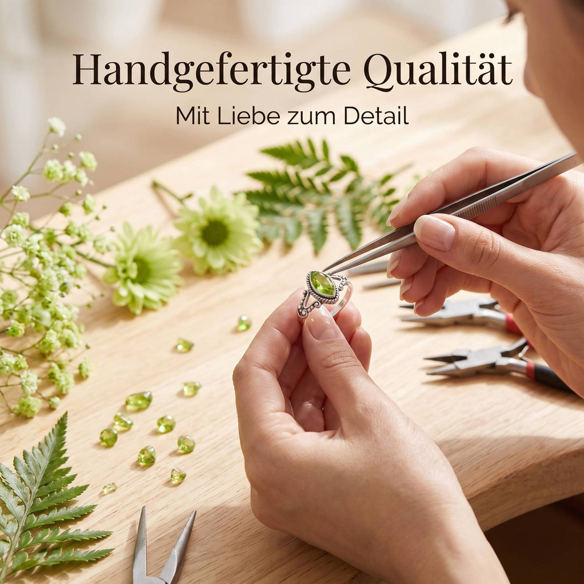 Handgefertigter Silberring mit Peridot bei der Schmuckherstellung
