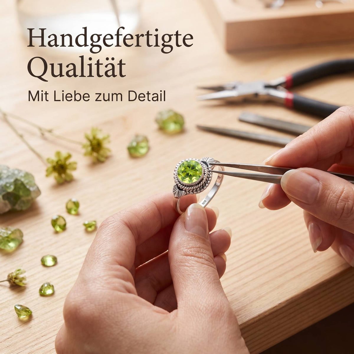 Handgefertigter Silberring mit Peridot bei der Schmuckherstellung