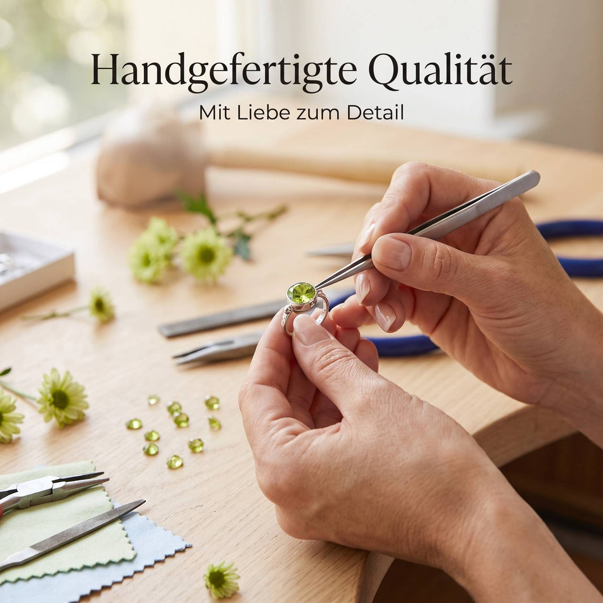 Handgefertigter Silberring mit Peridot bei der Schmuckherstellung