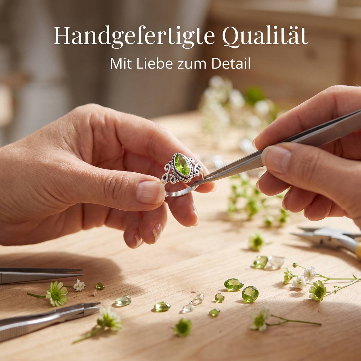 Handgefertigter Silberring mit Peridot bei der Schmuckherstellung