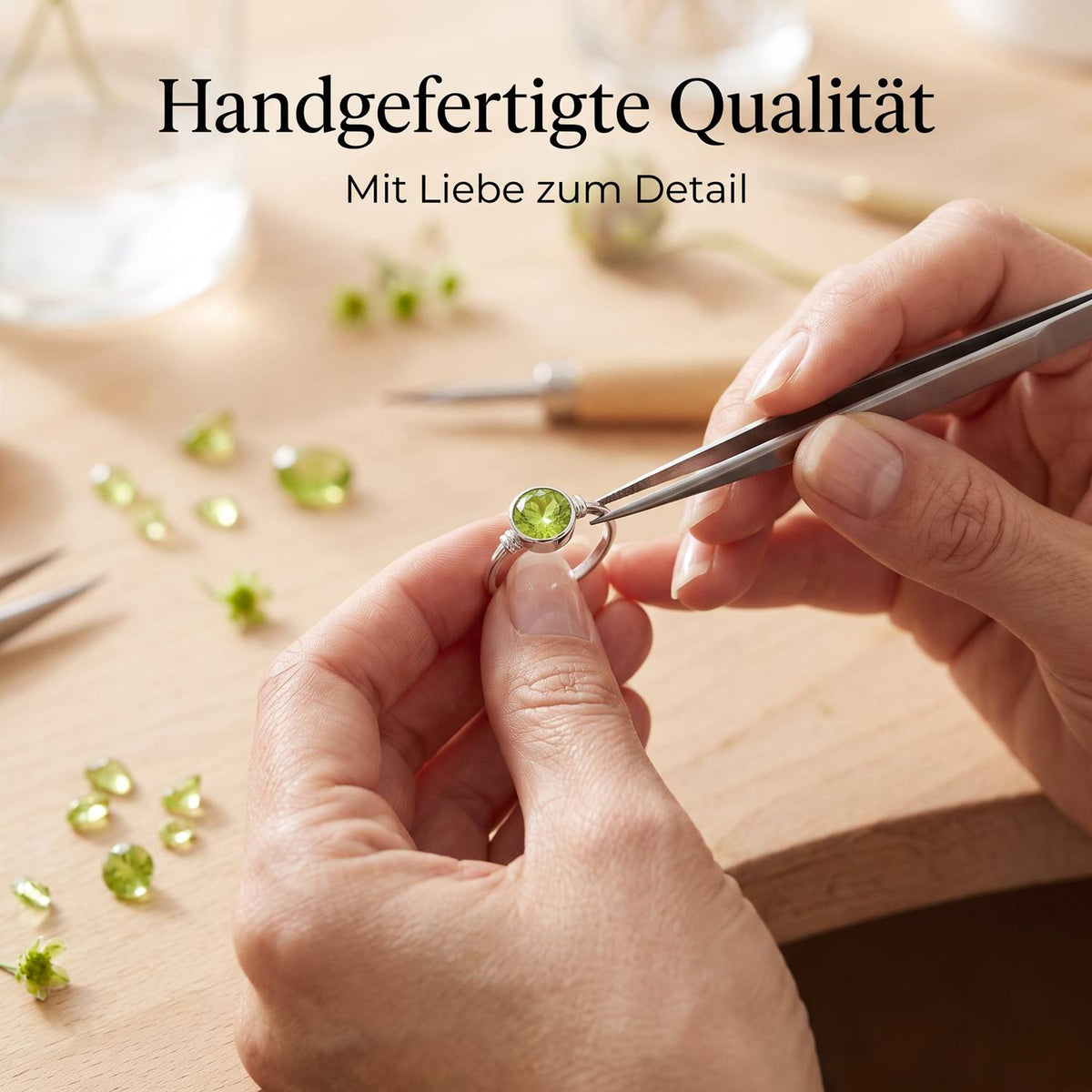 Handgefertigter Silberring mit Peridot bei der Schmuckherstellung