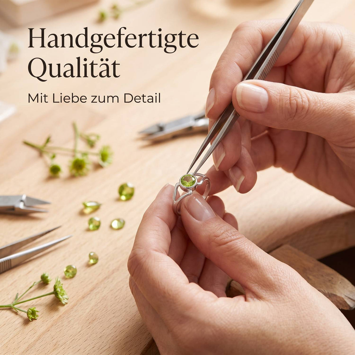 Handgefertigter Silberring mit Peridot bei der Schmuckherstellung