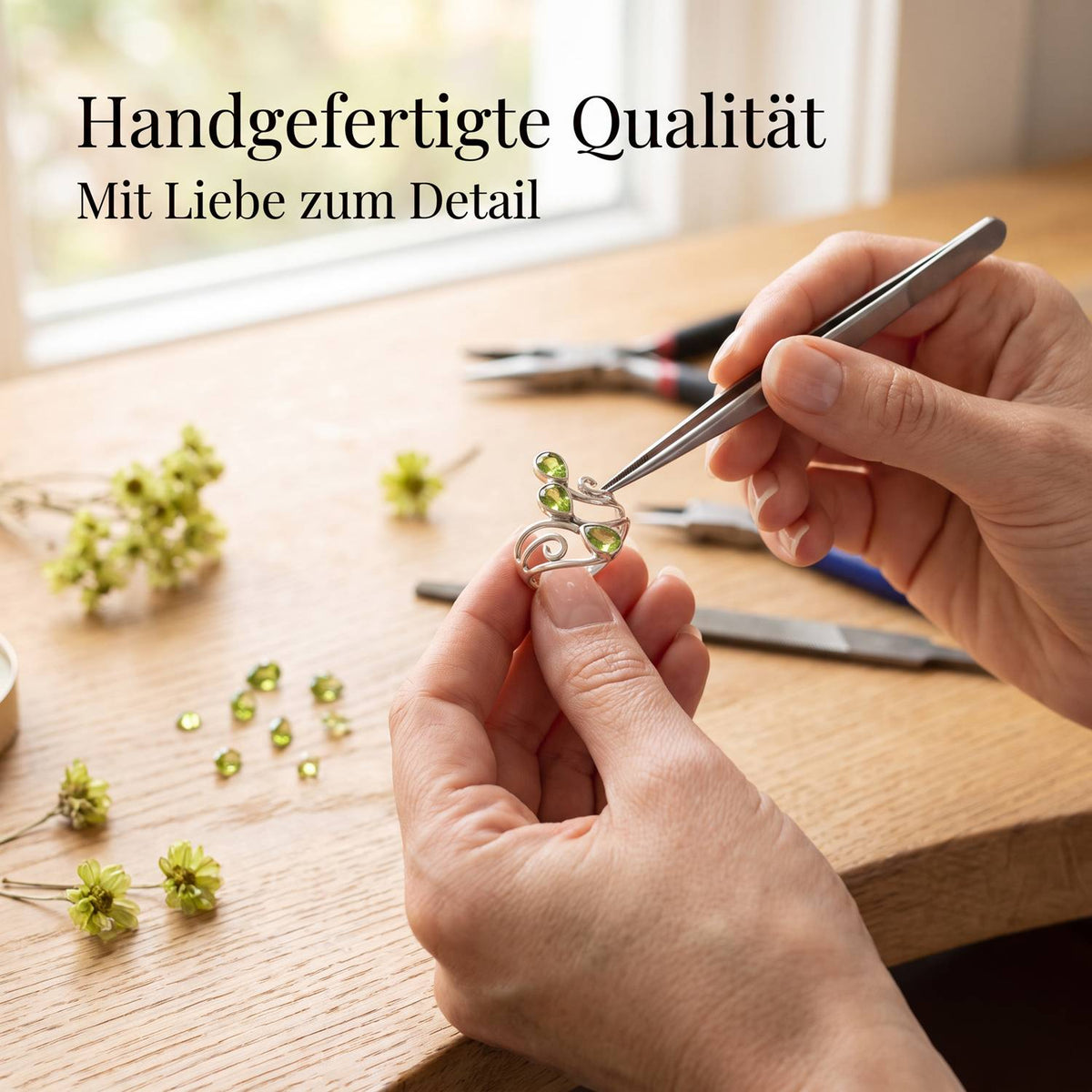 Handgefertigter Silberring mit Peridot bei der Schmuckherstellung