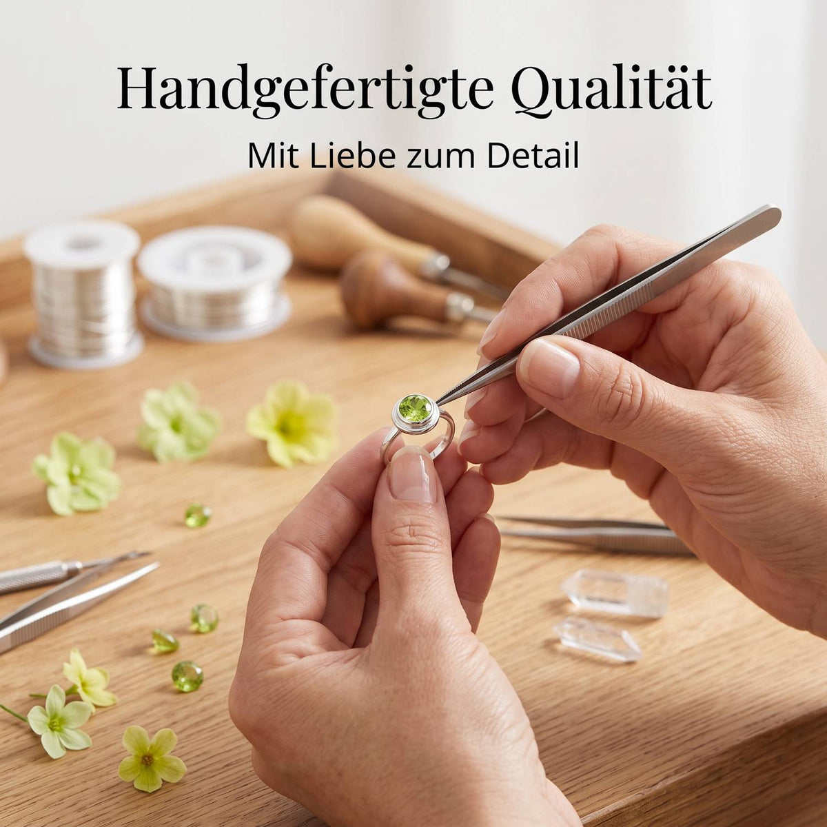 Handgefertigter Silberring mit Peridot bei der Schmuckherstellung