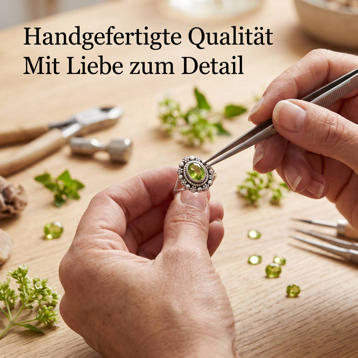 Handgefertigter Silberring mit Peridot bei der Schmuckherstellung
