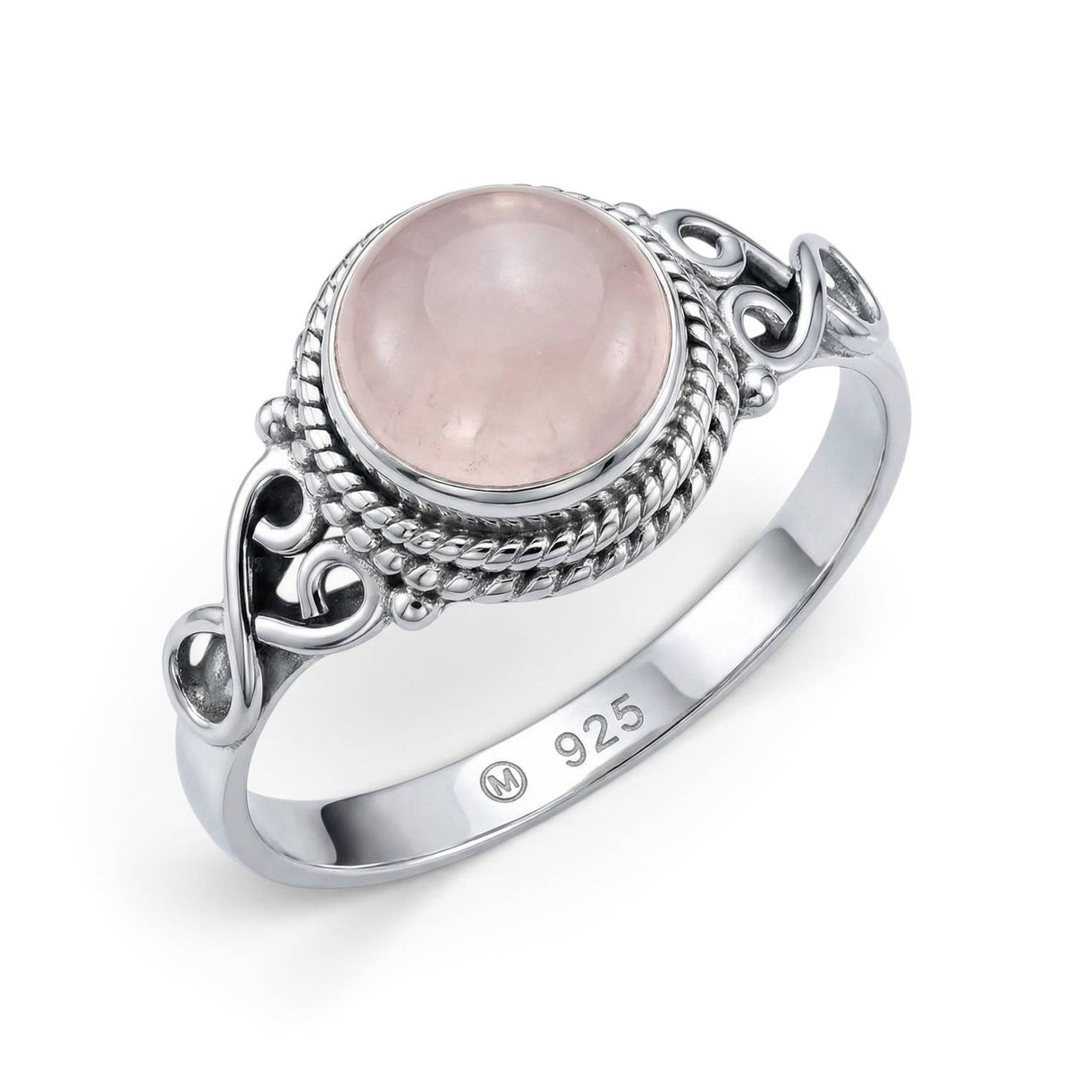 Rosenquarzring aus Silber auf weißem Hintergrund