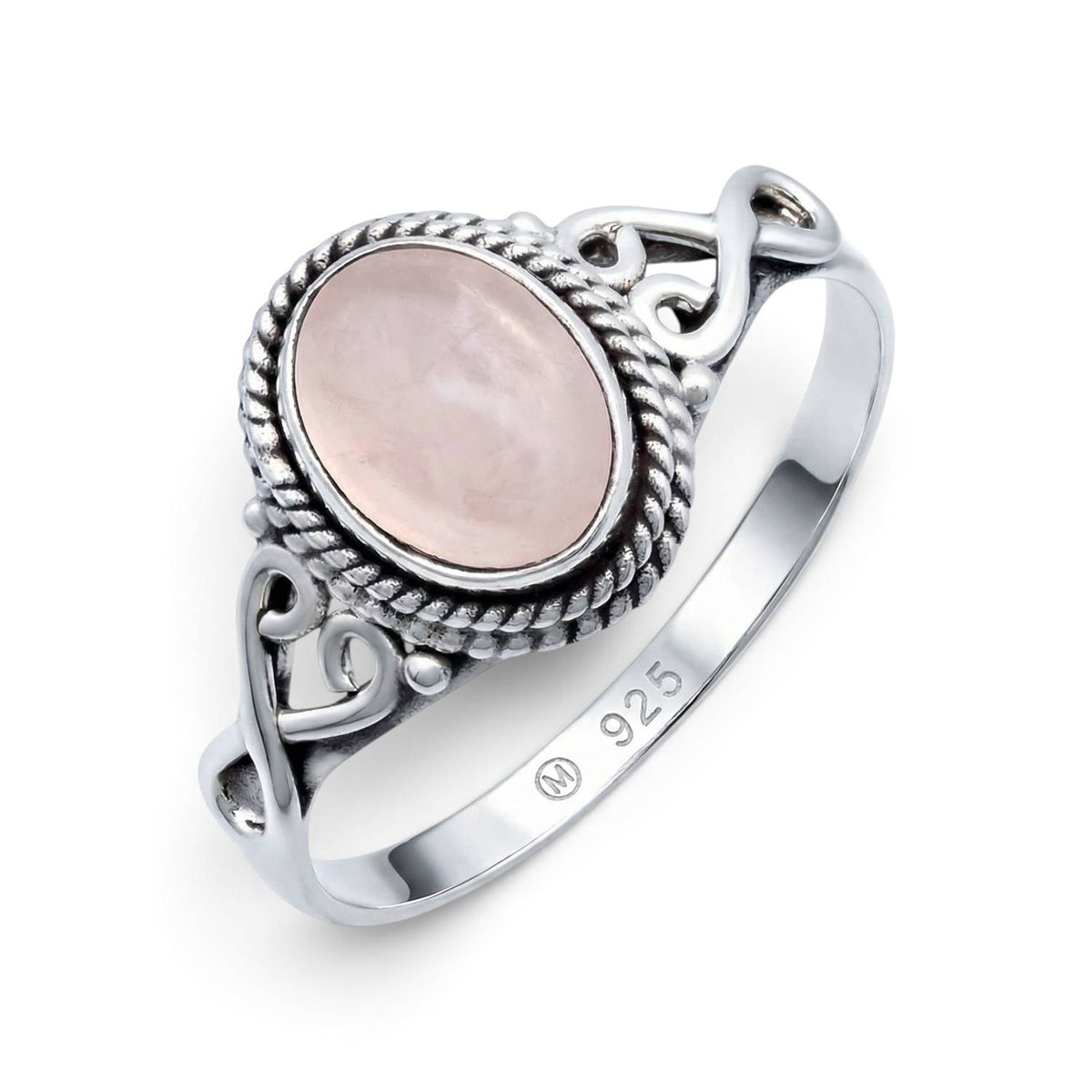 Rosenquarzring aus Silber auf weißem Hintergrund