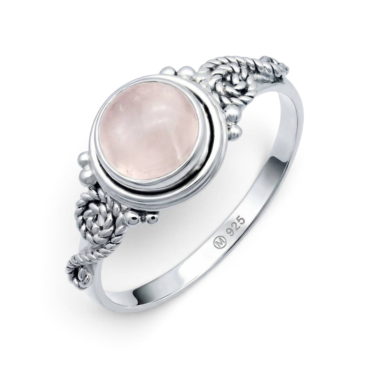 Rosenquarzring aus Silber auf weißem Hintergrund
