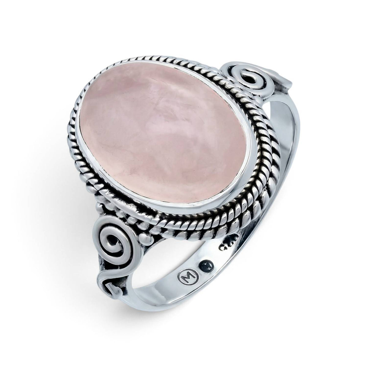 Rosenquarzring aus Silber auf weißem Hintergrund