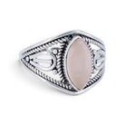 [KI] Rosenquarzring aus Silber auf weißem Hintergrund