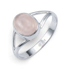 [KI] Rosenquarzring aus Silber auf weißem Hintergrund