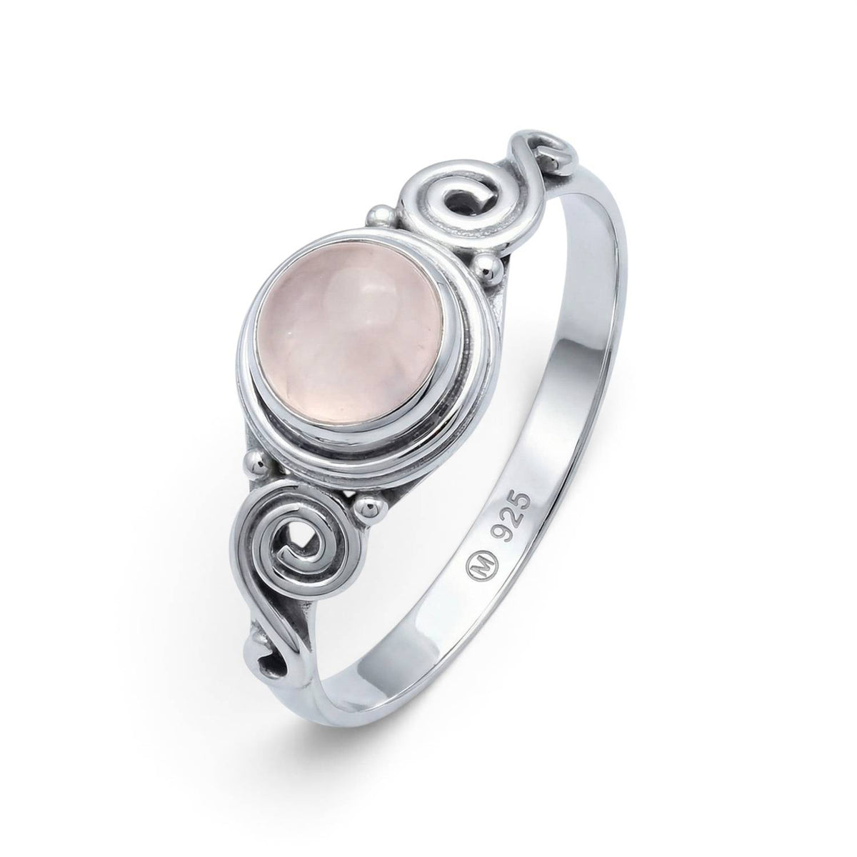 Rosenquarzring aus Silber auf weißem Hintergrund