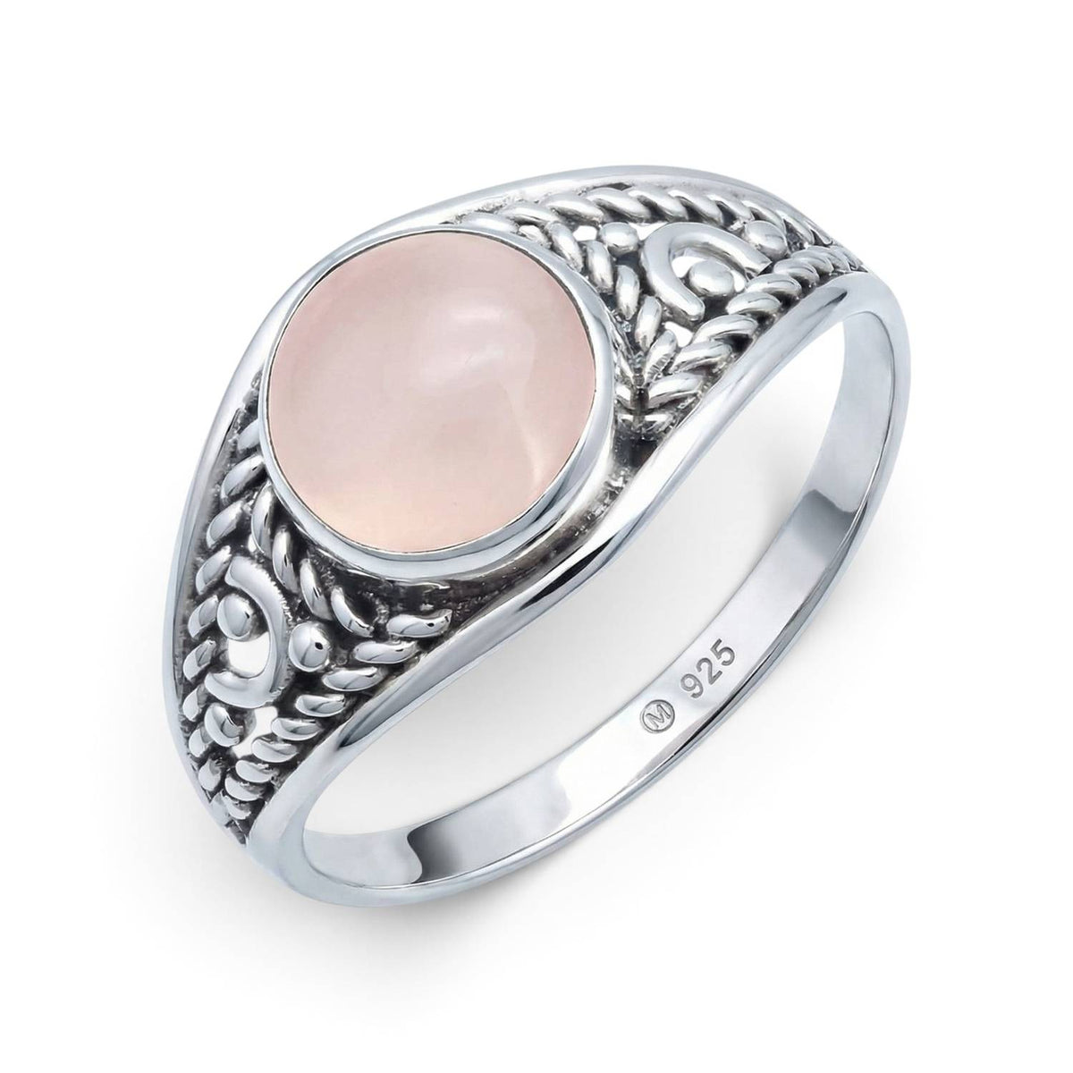 Rosenquarzring aus Silber auf weißem Hintergrund