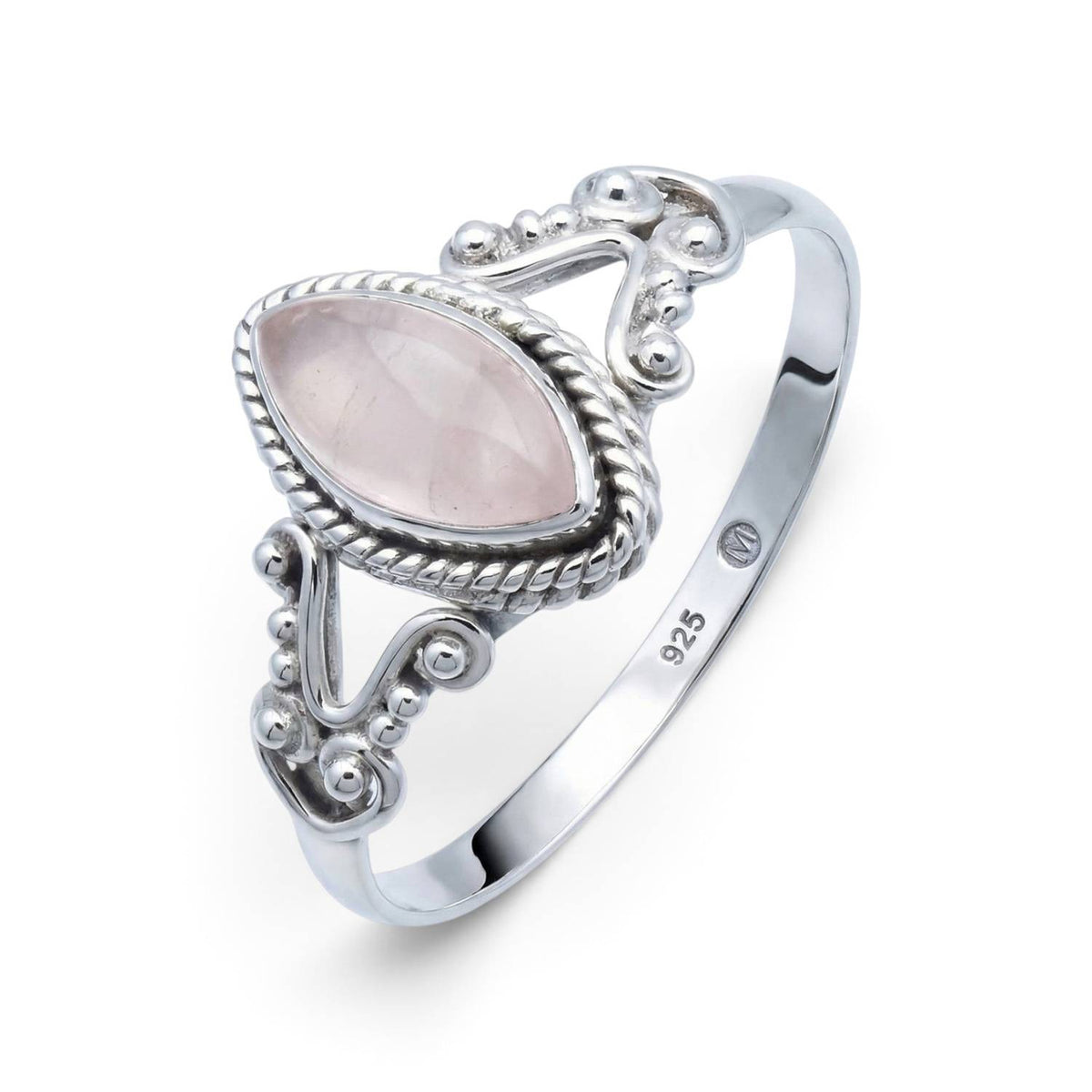 Rosenquarzring aus Silber auf weißem Hintergrund