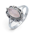 [KI] Rosenquarzring aus Silber auf weißem Hintergrund