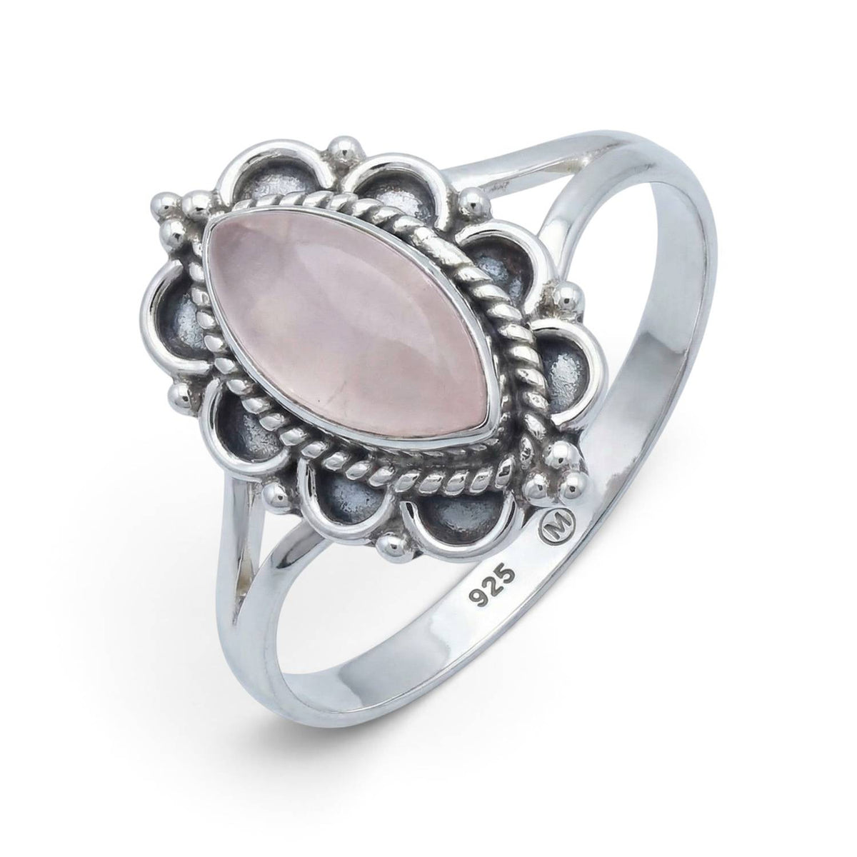 Rosenquarzring aus Silber auf weißem Hintergrund