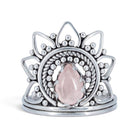 [KI] Rosenquarzring aus Silber auf weißem Hintergrund