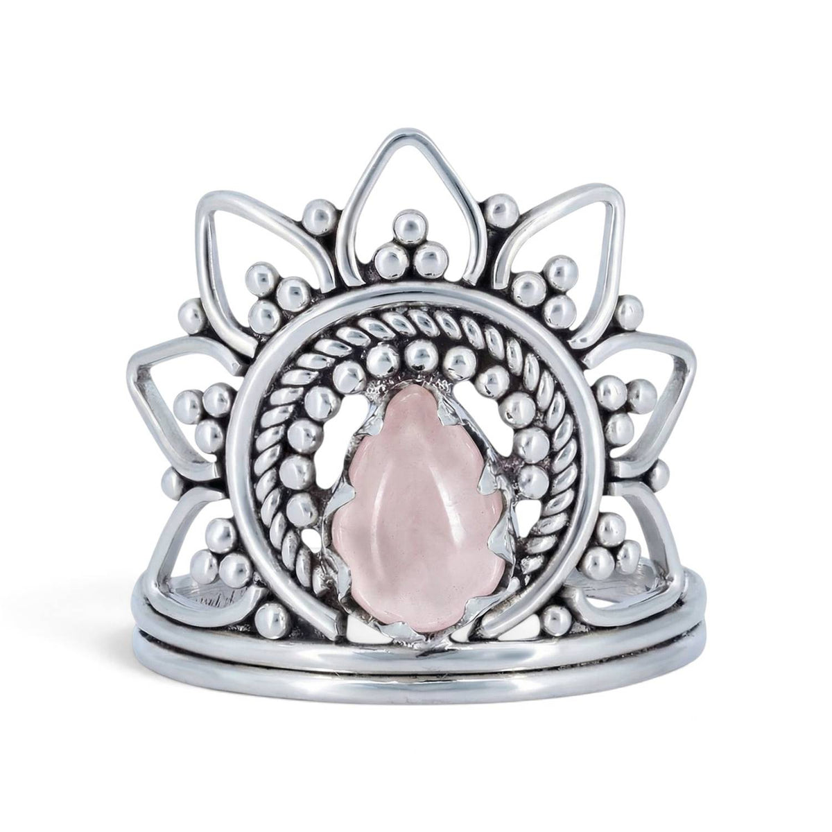 Rosenquarzring aus Silber auf weißem Hintergrund