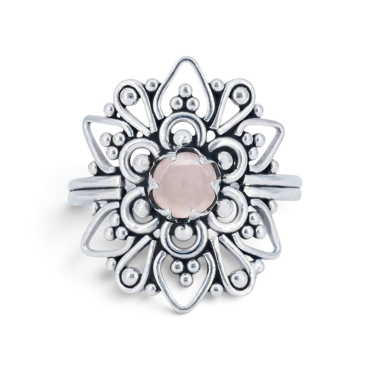 Rosenquarzring aus Silber auf weißem Hintergrund