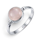 [KI] Rosenquarzring aus Silber auf weißem Hintergrund