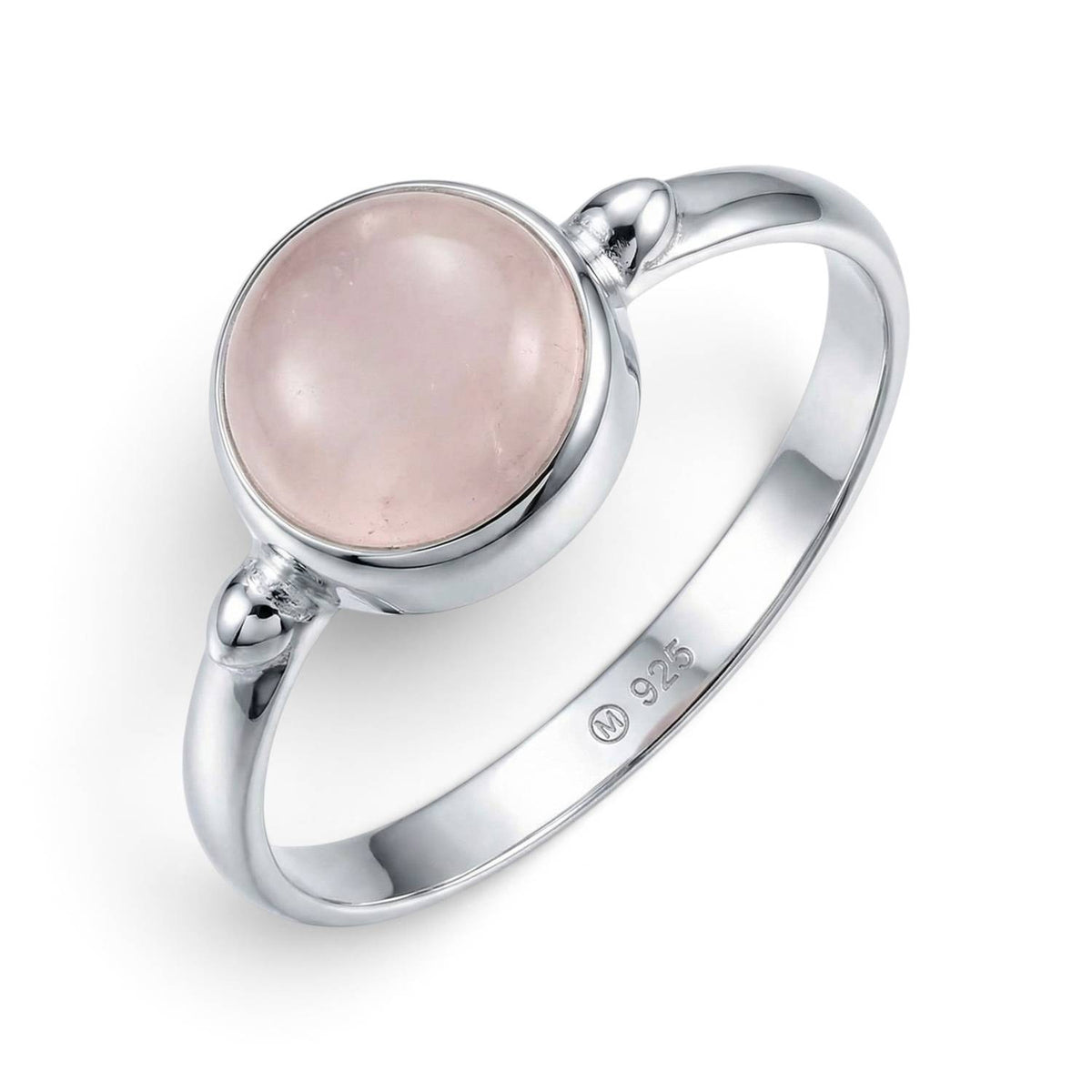 Rosenquarzring aus Silber auf weißem Hintergrund