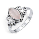 [KI] Rosenquarzring aus Silber auf weißem Hintergrund