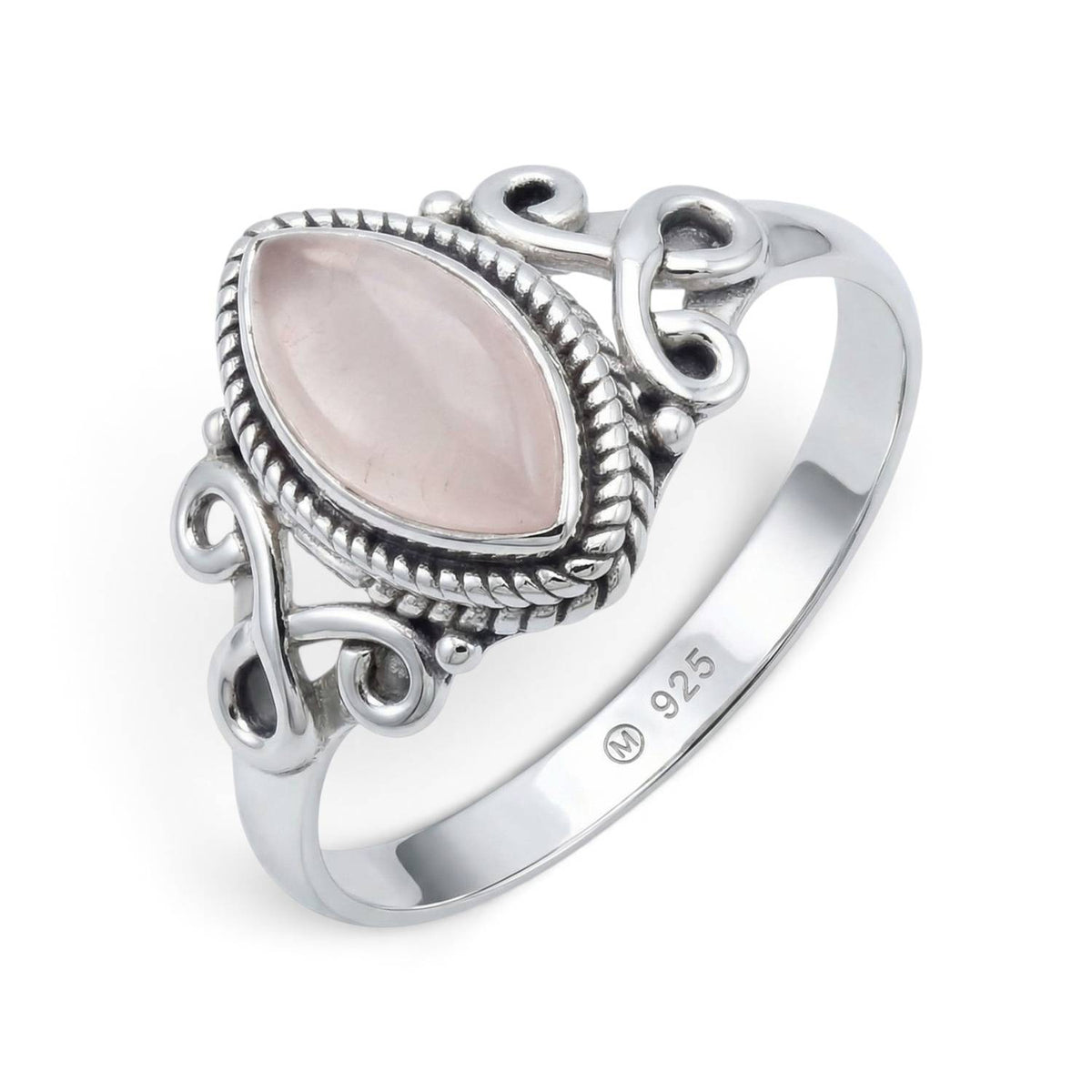 Rosenquarzring aus Silber auf weißem Hintergrund