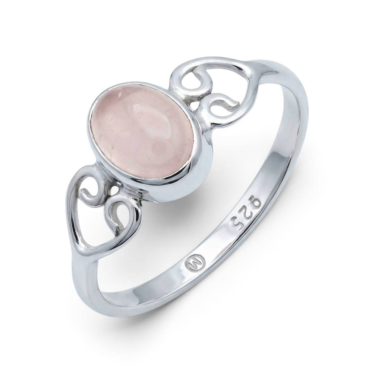 Rosenquarzring aus Silber auf weißem Hintergrund