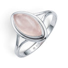 [KI] Rosenquarzring aus Silber auf weißem Hintergrund