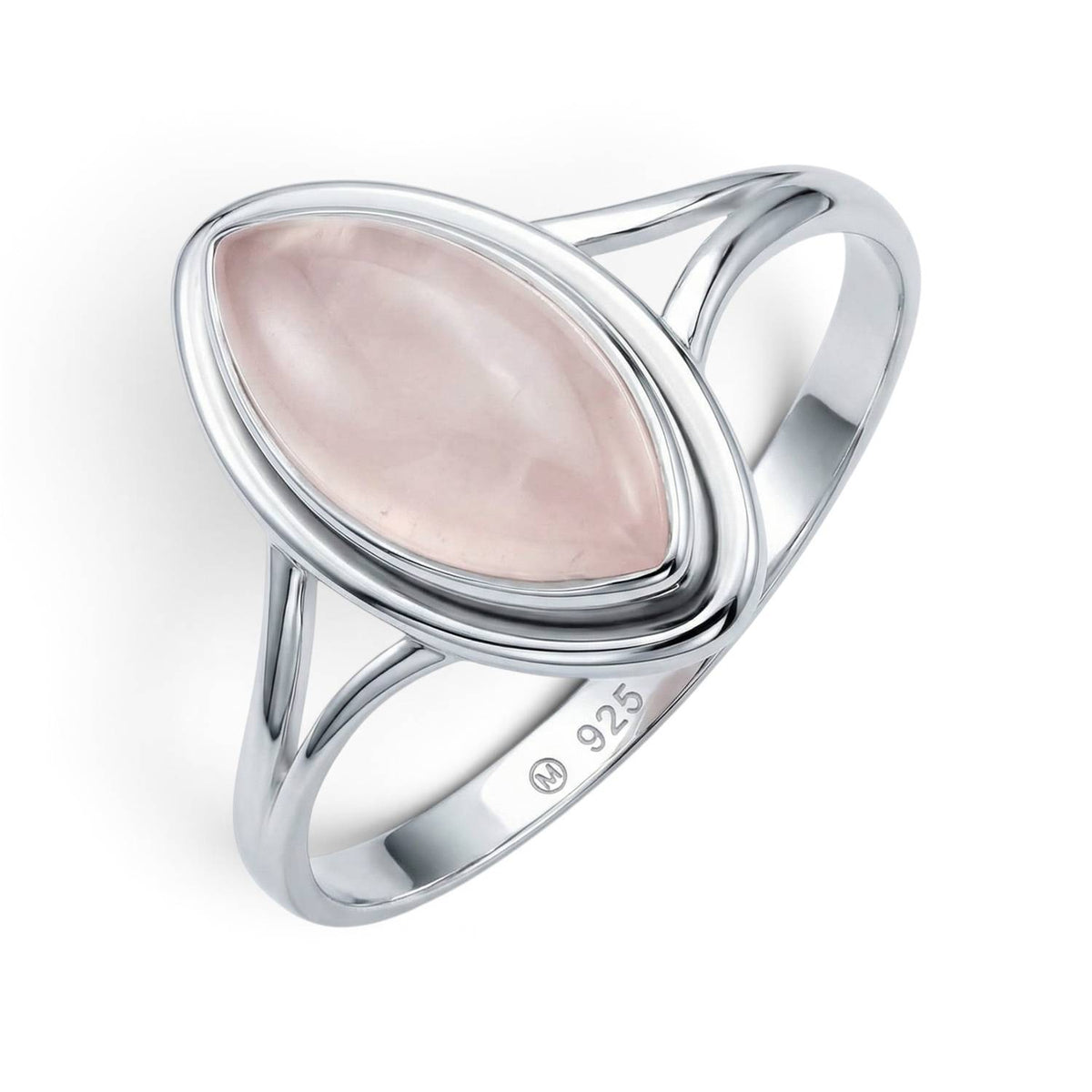 Rosenquarzring aus Silber auf weißem Hintergrund