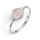 [KI] Rosenquarzring aus Silber auf weißem Hintergrund