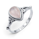 [KI] Rosenquarzring aus Silber auf weißem Hintergrund
