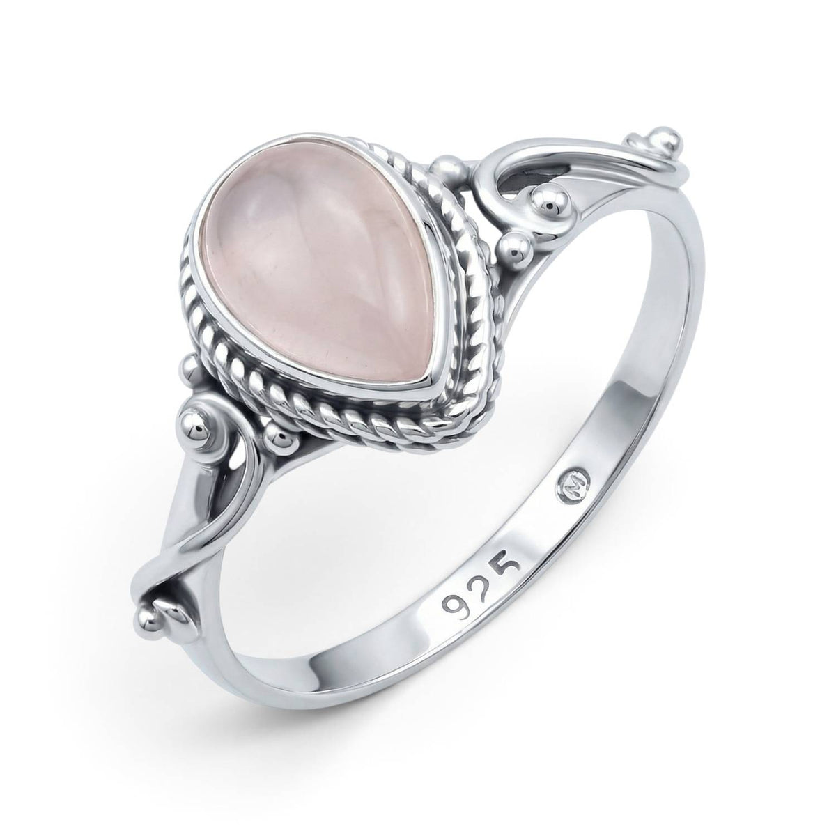 Rosenquarzring aus Silber auf weißem Hintergrund