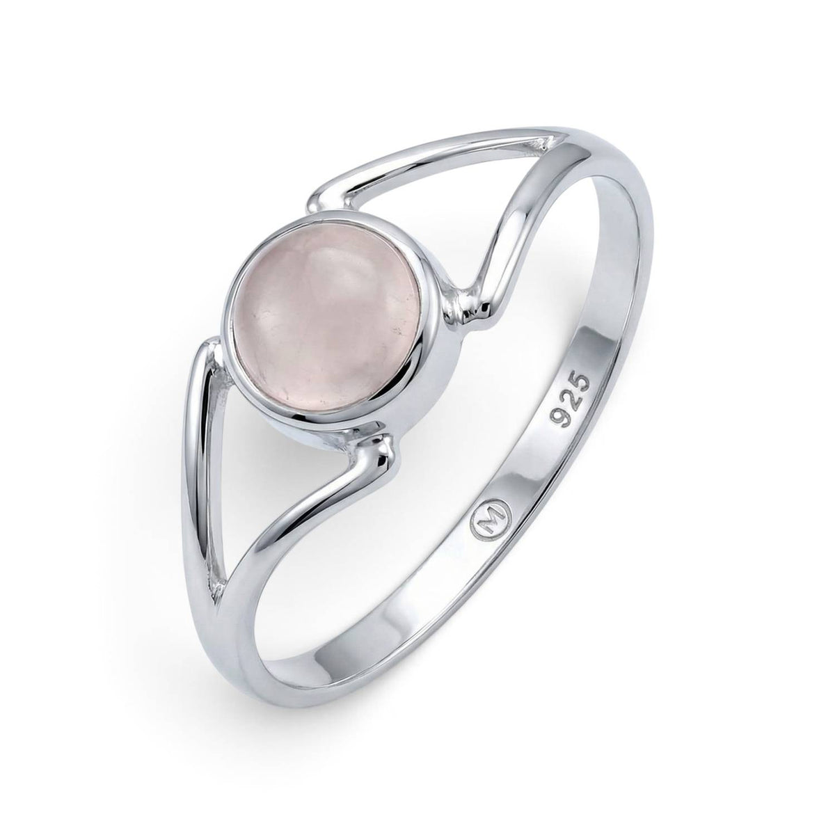 Rosenquarzring aus Silber auf weißem Hintergrund