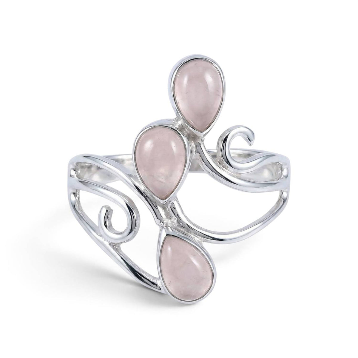 Rosenquarzring aus Silber auf weißem Hintergrund