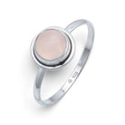 [KI] Rosenquarzring aus Silber auf weißem Hintergrund