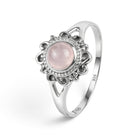 [KI] Rosenquarzring aus Silber auf weißem Hintergrund