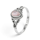 [KI] Rosenquarzring aus Silber auf weißem Hintergrund