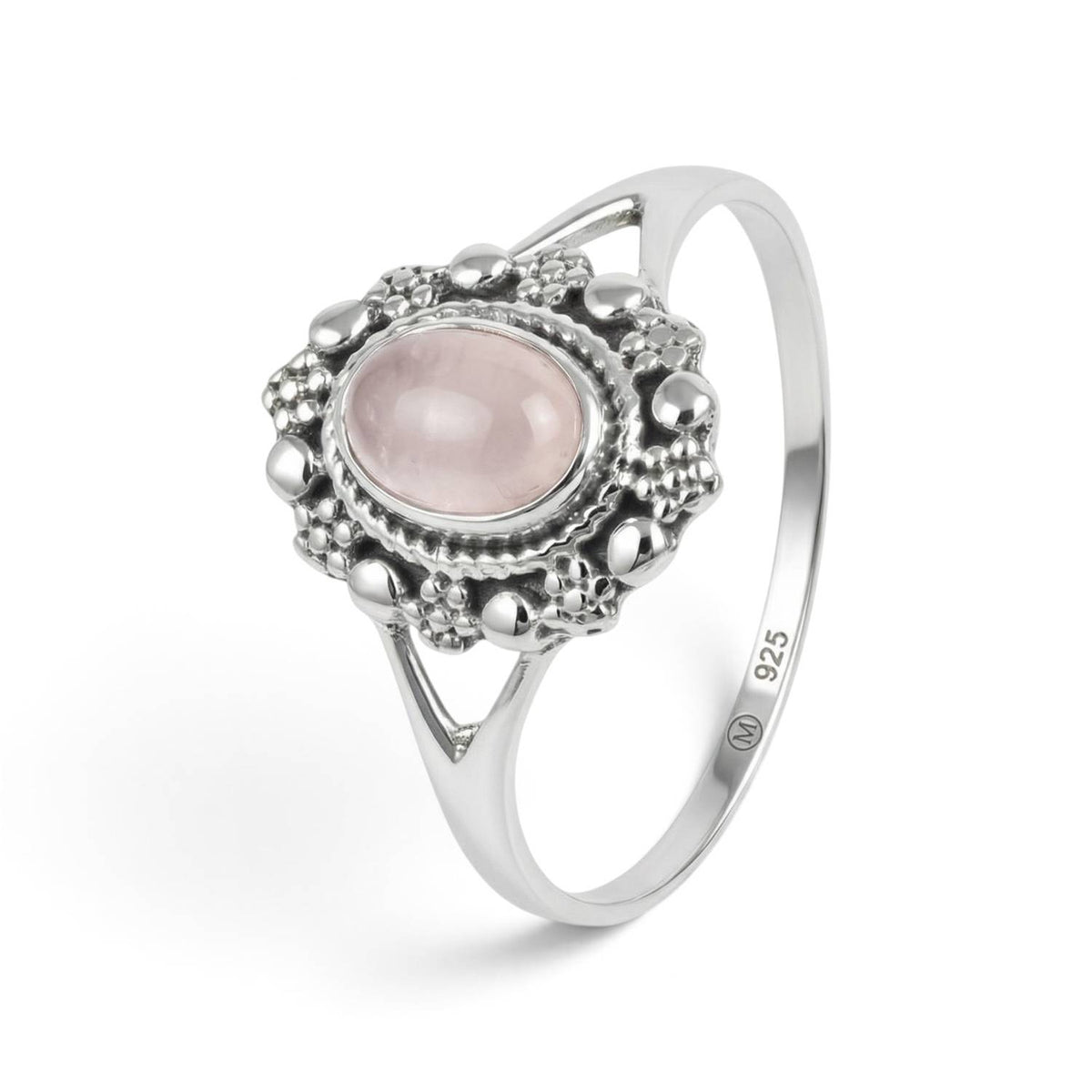 Rosenquarzring aus Silber auf weißem Hintergrund