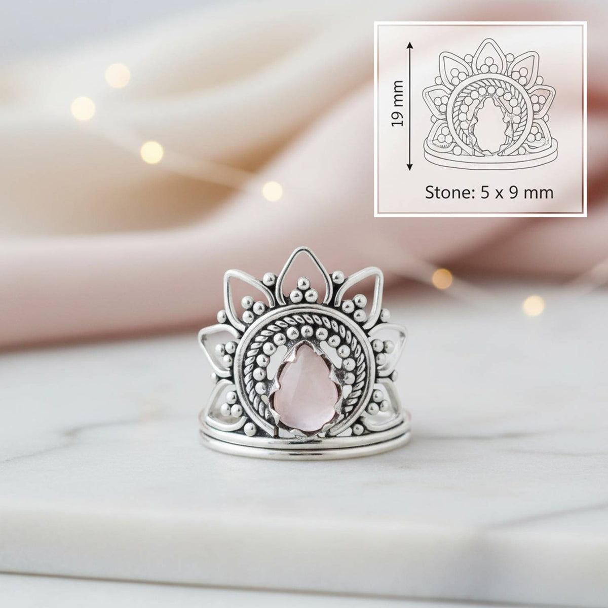 Rosenquarzring aus Silber mit Maßangaben zu Ring und Edelstein