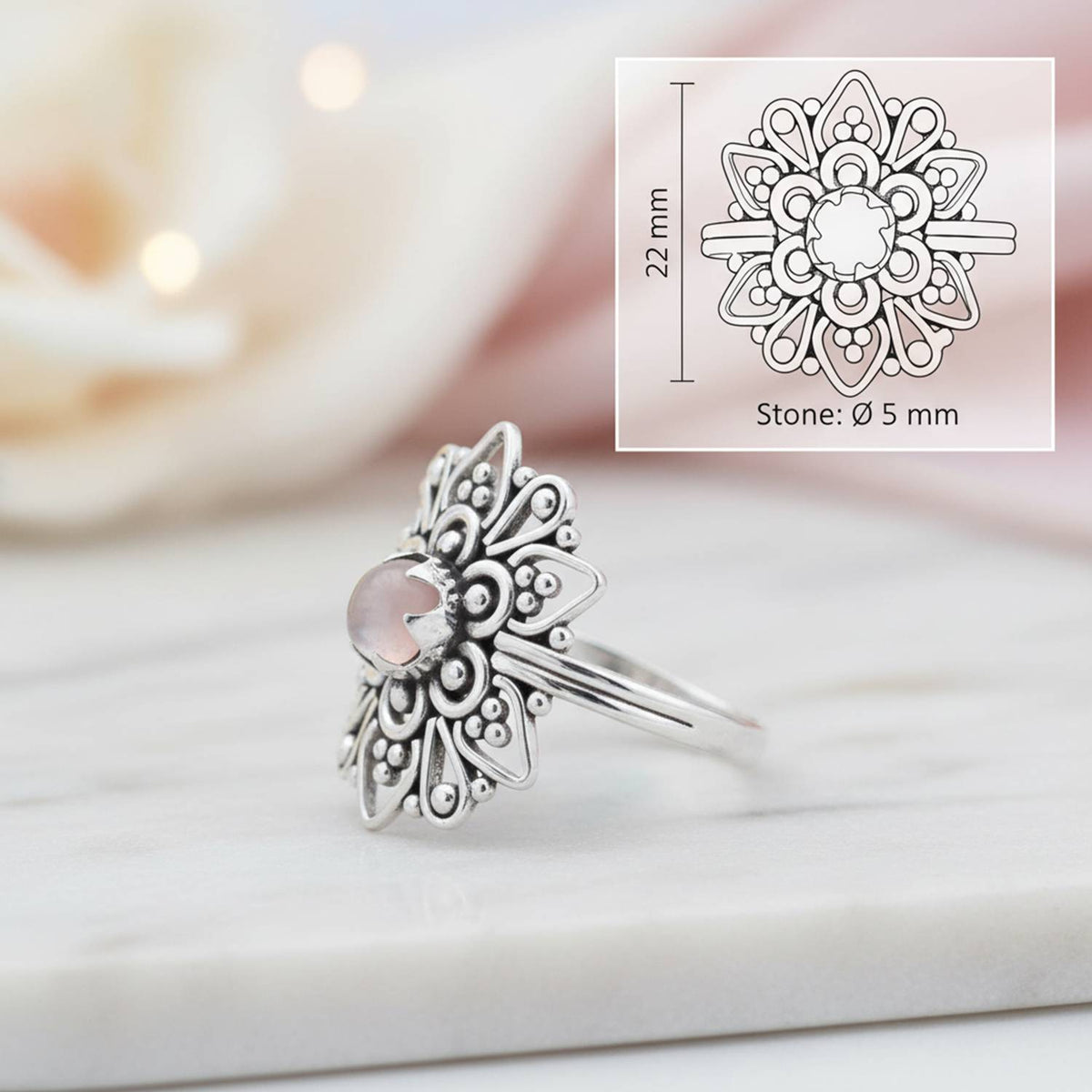 Rosenquarzring aus Silber mit Maßangaben zu Ring und Edelstein