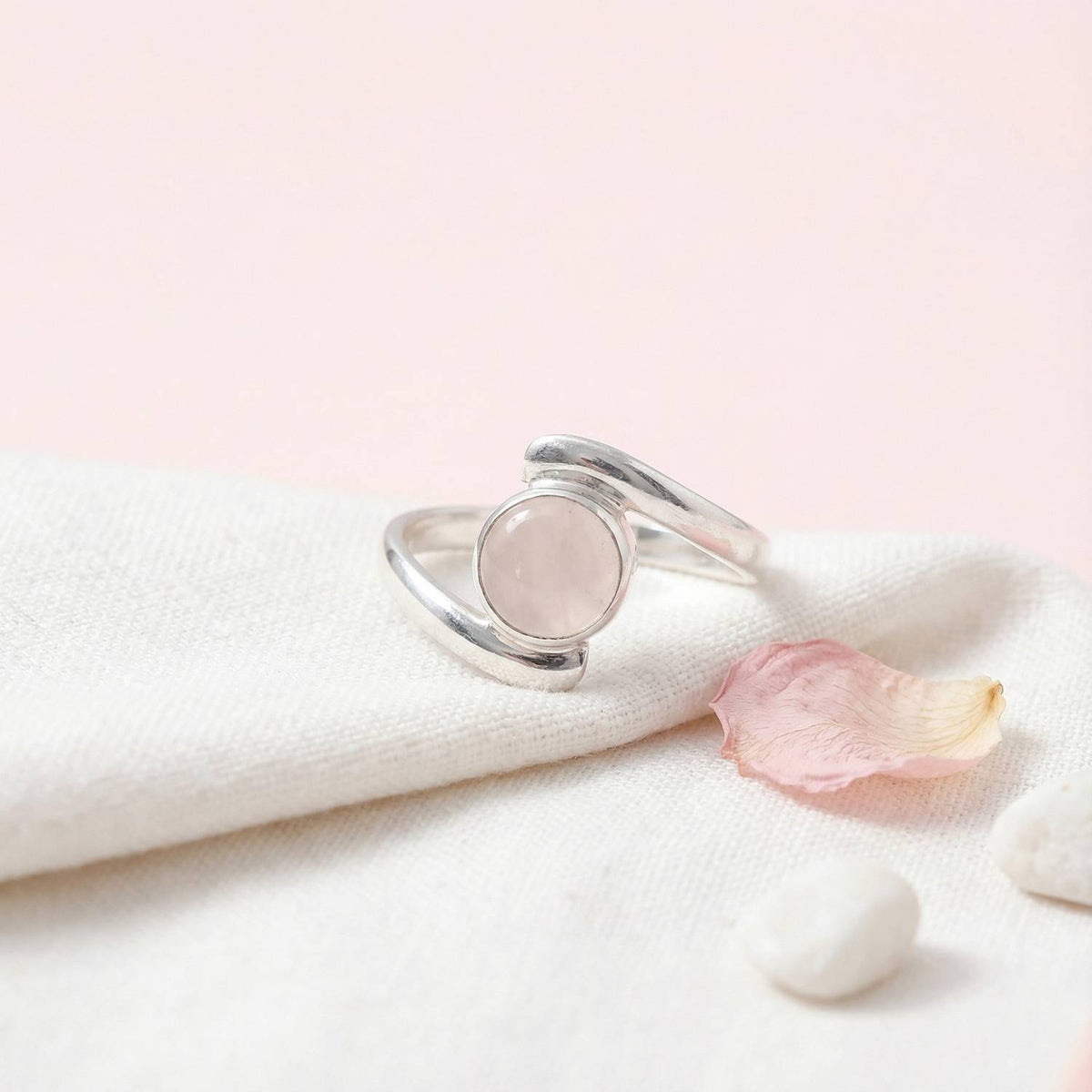 Silberring mit Rosenquarz auf hellem Stoff