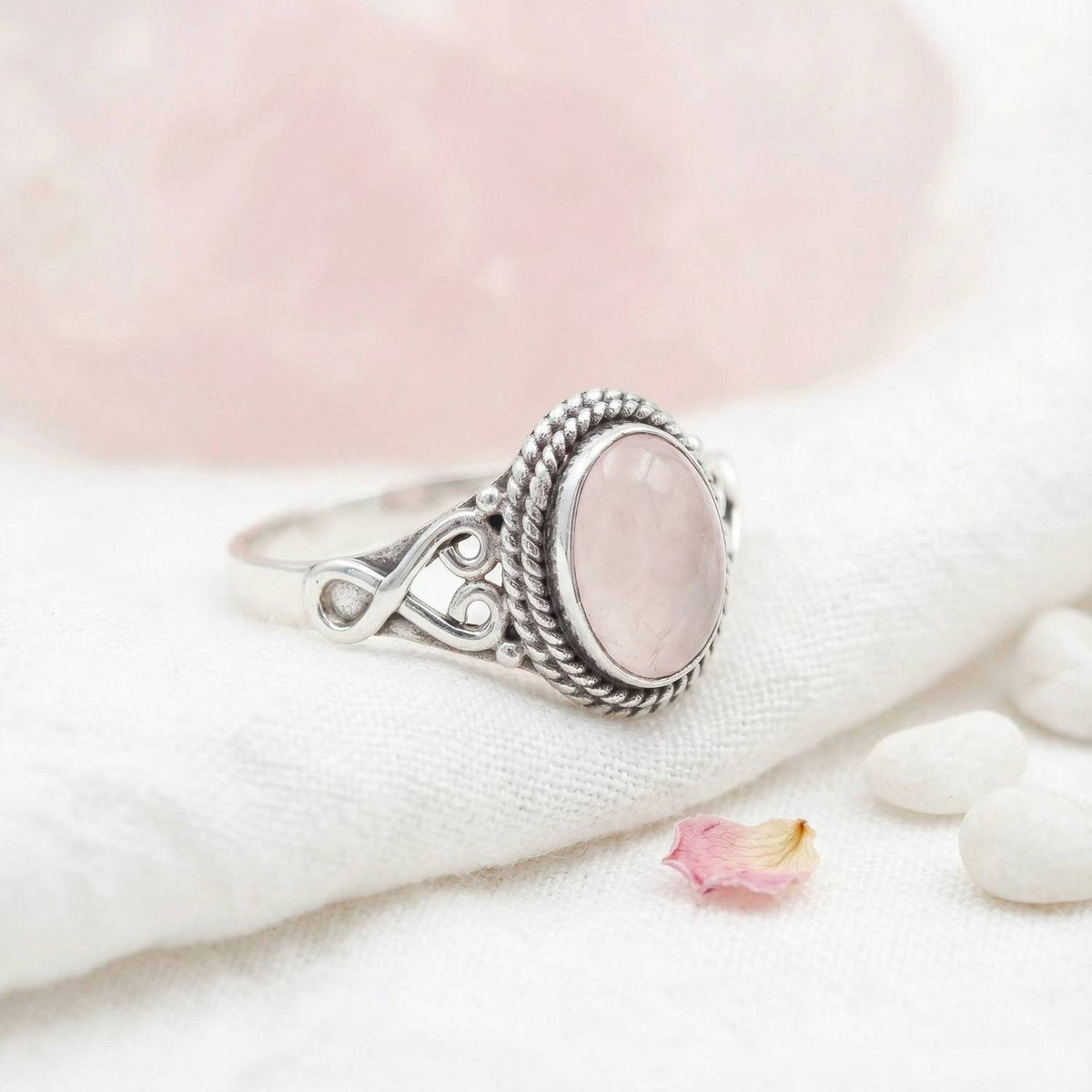 Silberring mit Rosenquarz auf hellem Stoff