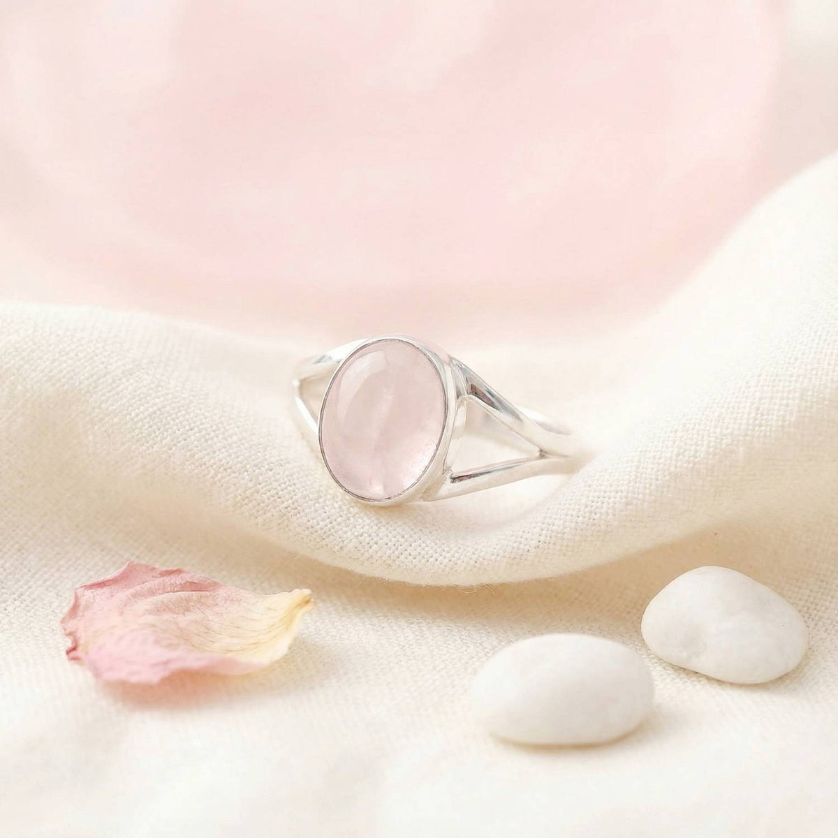 Silberring mit Rosenquarz auf hellem Stoff